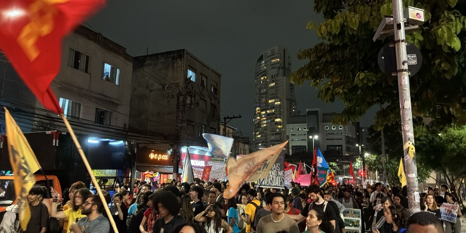Estudantes protestam contra cortes nas universidades de SP