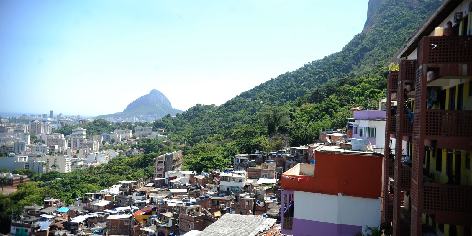 Operação na zona sul do Rio tem 6 presos e homem baleado em ônibus