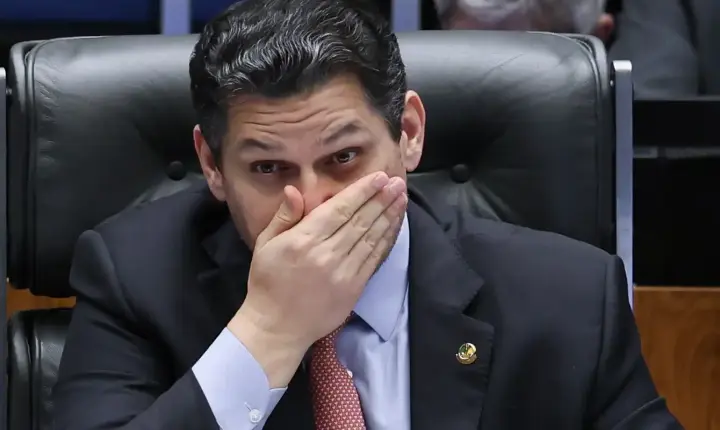 Alcolumbre mantém silêncio sobre 6x1 e oposição tenta preservar escala